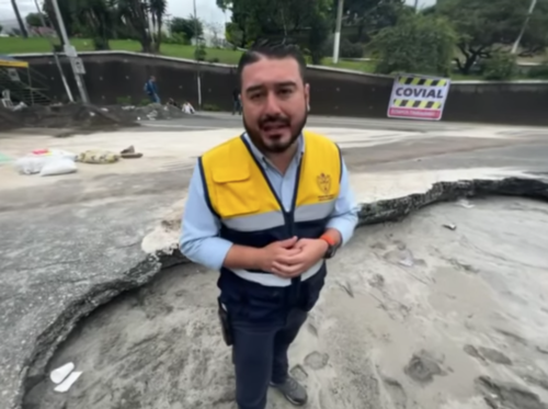 El primer intento para solucionar el problema fue rellenar con concreto fluido, pero este no funcionó. (Foto: Captura de video)