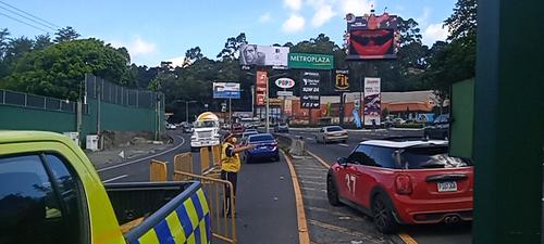 Los agentes de PMT de Santa Catarina estar&aacute;n habilitando los tramos para facilitar el paso debido a las reparaciones del puente. (Foto: PMT Santa Catarina Pinula)