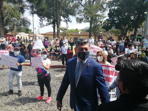 V&iacute;ctor Hugo del Pozo tuvo que caminar entre los manifestantes soportando los reclamos de la poblaci&oacute;n. 