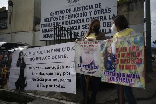 "Lo mío fue femicidio no un accidente", se lee en una de las mantas en una protesta afuera del tribunal donde se inició el juicio contra Jorge Zea. (Foto: Wilder López/Soy502)