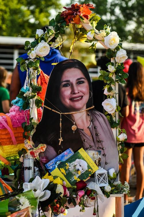 Un cartel con la foto de la maestra fue adornado con flores durante su sepelio. (Foto: AFP)