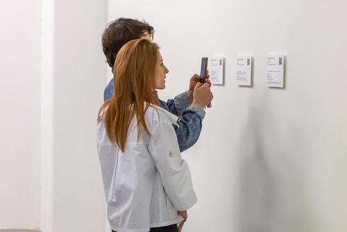 Los visitantes contemplan las obras a trav&eacute;s de su celular. (Foto: Boccanera)