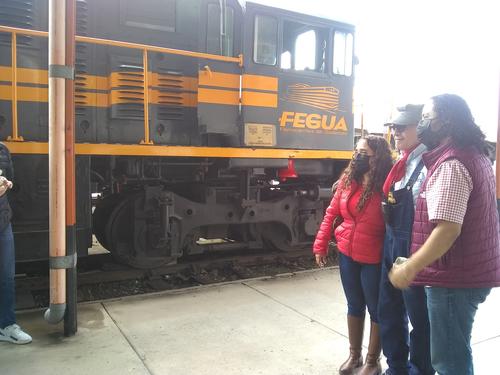 Los visitantes piden tomarse fotos con Mario Roberto para llevarse un recuerdo de su paseo en tren. (Foto: Heidi Loarca/Soy502)