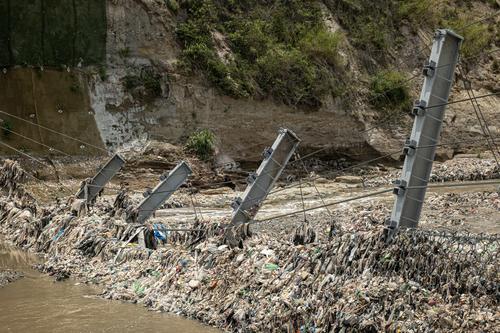 El interceptor de basura no soportó la gran cantidad de desechos arrastrados por el río. La organización analiza cómo hacerlo más resistente. (Foto: The Ocean Cleanup)