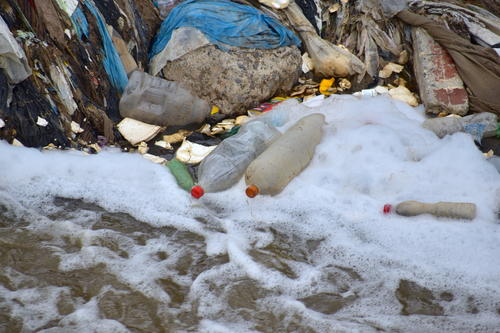 La basura es arrastrada de una manera incontrolable durante las fuertes lluvias en la ciudad. (Foto: Fredy Hernández/Soy502)