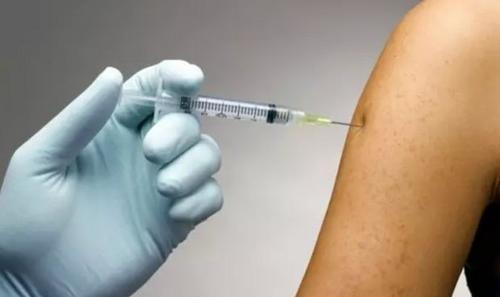 En ese lugar se pudo formular una vacuna individualizada para cada paciente, que posteriormente se administró por la vía intravenosa. (Foto ilustrativa: redaccionmedica.com)