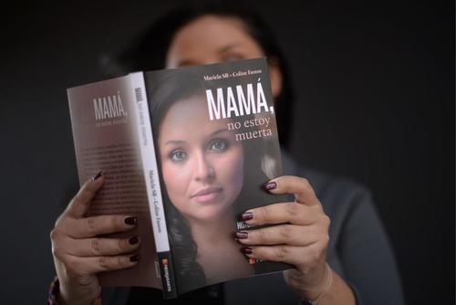 "Mam&aacute;, no estoy muerta", es el libro donde Mariela Coline Fanon narra c&oacute;mo fue v&iacute;ctima de adopci&oacute;n ilegal. (Foto: Wilder L&oacute;pez/Soy502)