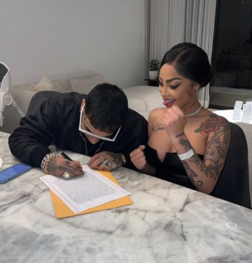 Momento en que Anuel firma los papeles del enlace civil. (Foto: Instagram)