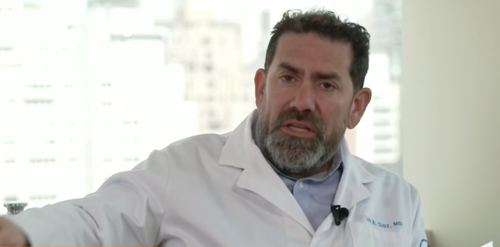 El Doctor Luis Díaz fue quien lideró el nuevo estudio que acabó con el cáncer de colon en 18 pacientes. (Foto: captura de pantalla)