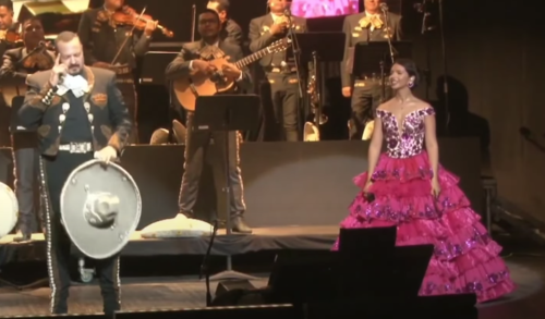 Padre e hija compartieron escenario en Zacatecas, en donde Angela fue reconocida como representante cultural del Estado. (Foto: captura de pantalla/YouTube)