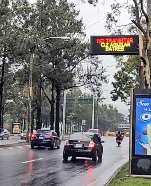 En los rótulos del Anillo Periférico se está dando el aviso de usar otra vía. (Foto: Twitter)