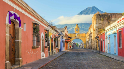La ciudad colonial de Antigua Guatemala fue reconocida por su belleza y cultura. (Foto: GetYourGuide)