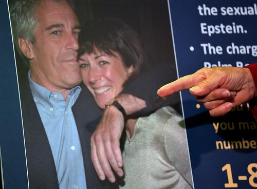 Maxwell se encargaba de engañar a las jóvenes para llevarlas hacia Epstein y sus amigos. (Foto: AFP)