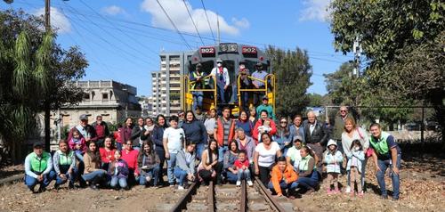 Un grupo de vecinos de la zona 8 participó en la última salida del tren por la ciudad. (Foto: Muni Guate)