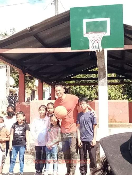 El actor estadounidense fue captado junto a un grupo de niños en Antigua Guatemala. (Foto: Nueva Era Noticias)