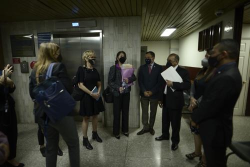 La jueza Erika Aifán recibe muestras de apoyo antes de entrar con el juez pesquisidor. (Foto: Fabricio Alonzo/Soy502) 