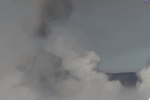 Una nube de ceniza cubre el volcán de Fuego durante la actividad del lunes 7 de marzo. (Foto: captura de video transmisión de Crelosa) 