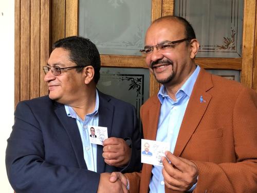 Oscar Adolfo Morales Mont&uacute;far recibe la credencial junto a Manfredo Marroqu&iacute;n. (Foto: Twitter Emisoras Unidas) 