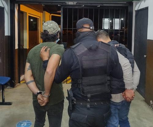 Un agente de la PNC traslada a los capturados. (Foto: PNC) 