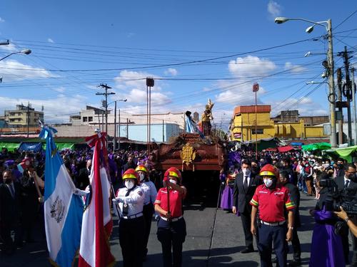 Los bomberos acompa&ntilde;aron el cortejo procesional. (Foto: Eventos Cat&oacute;licos)