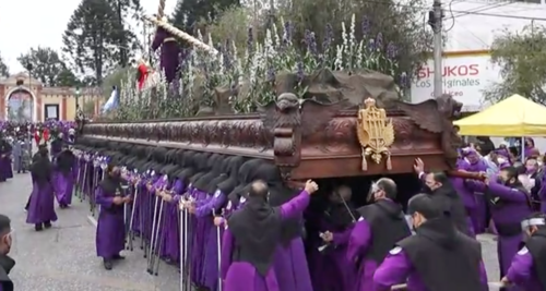 Momento cuando la procesi&oacute;n circulaba en la 20 calle hacia el Cementerio General. (Foto: captura de pantalla)