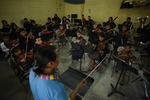 La asociación enseña música a los pequeños a través del método Suzuki. (Foto. Wilder López/Soy502)