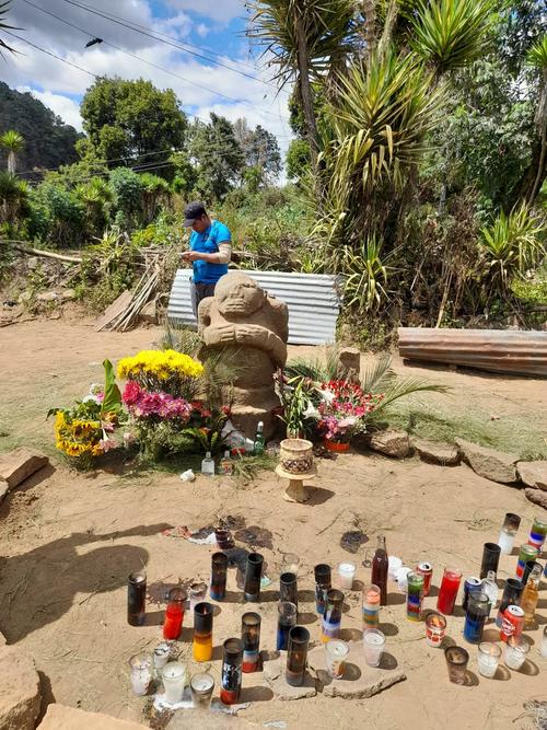 Los pobladores colocaron una especie de altar alrededor de la escultura encontrada en Solol&aacute;. (Foto: Ministerio de Cultura)