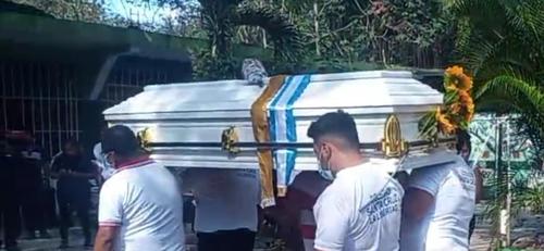 Compa&ntilde;eros de estudio de Sheny Magaly Hern&aacute;ndez le realizaron un homenaje p&oacute;stumo en el colegio Santa Cruz. (Foto: Noticias RP San Antonio Pet&eacute;n)