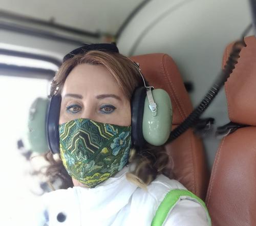 Sandra Torres viajando en helic&oacute;ptero. (Foto: Twitter)