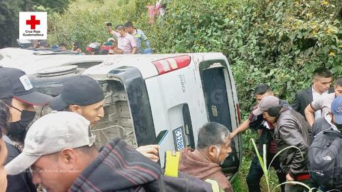 Al menos 15 personas resultaron heridas cuando un microbús volcó en varias ocasiones en Baja Verapaz. (Foto: Cruz Roja Guatemalteca)