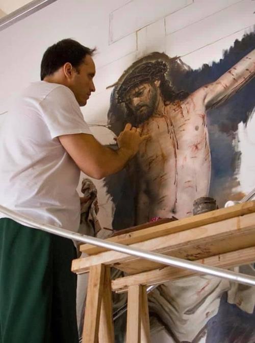 Berzosa trabajando en uno de los cuadros. (Foto: Ra&uacute;l Berzosa)