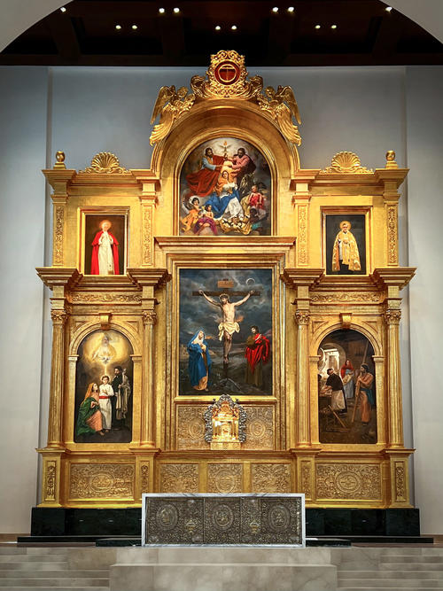 Retablo con una serie de cuadros. En la esquina superior izquierda en Papa Juan Pablo II. (Foto: Raúl Berzosa)
