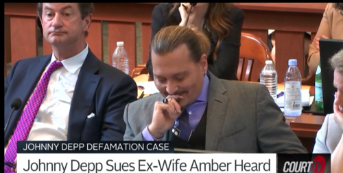 Johnny Depp se rió en un momento mientras Amber testificaba. (Foto: Oficial)