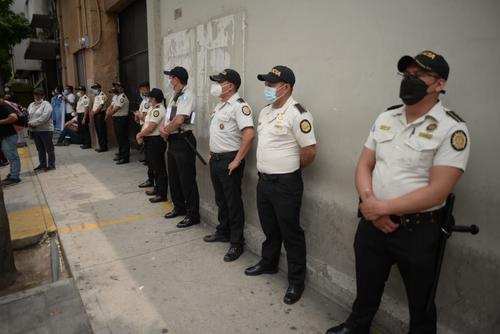 Agentes de la Policía Nacional Civil (PNC) se encuentran en las afueras del Congreso de la República. (Foto: Wilder López/Soy502)