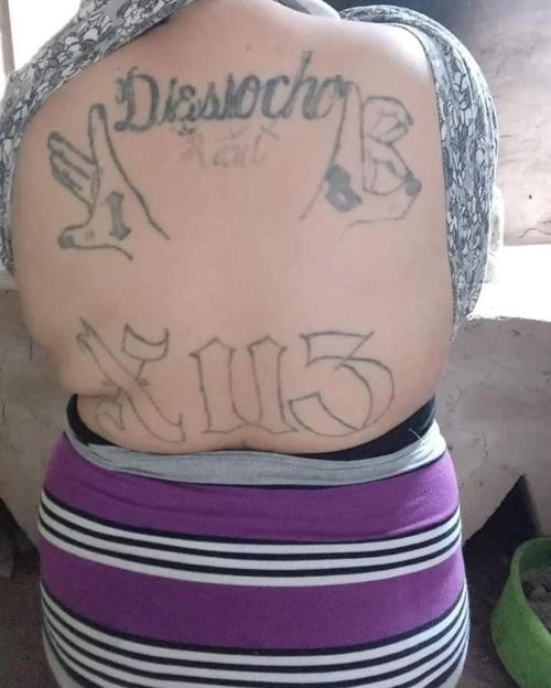 La detenida presenta tatuajes en su espalda alusivos a la pandilla del Barrio 18. (Foto: PNC El Salvador)
