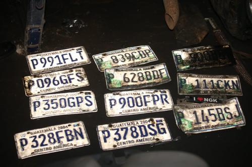 Las autoridades encontraron 11 placas de circulación, de ellas dos tienen reporte de robo. (Foto: PNC)