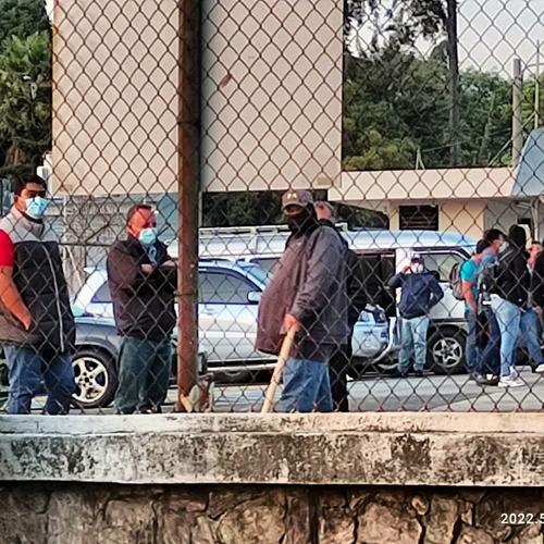 Personas con palos se han visto dentro del Parque de la Industria. (Foto: Twitter)