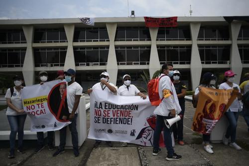 "Va a caer, va a caer, Mazariegos va a caer", fue una de las consignas utilizadas por estudiantes durante la manifestación. (Foto: Wilder López/Soy502) 