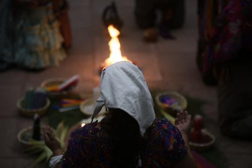 Las credenciales entregadas por Alejandro Giammattei a los gu&iacute;as espirituales les permitir&aacute; la pr&aacute;ctica de espiritualidad e lugares sagrados. (Foto: Wilder L&oacute;pez/Soy502)