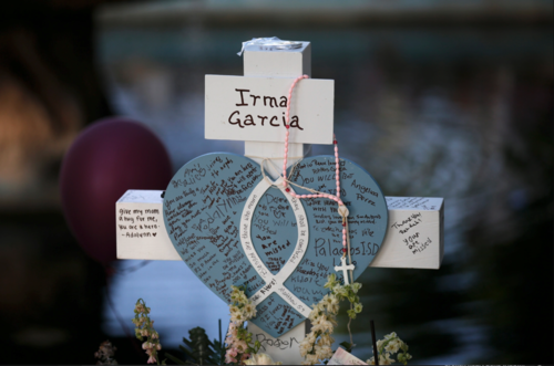 La cruz de la maestra se complementó con un homenaje hacia su esposo. (Foto: New York Post)