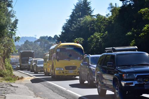 La cola de vehículos en la Ruta Interamericana abarca varios kilómetros. (Foto: Fredy Hernández) 