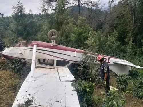 As&iacute; qued&oacute; la avioneta accidentada. (Foto: Bomberos Municipales Departamentales)