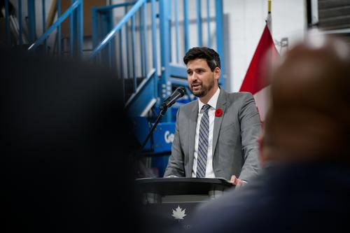 Sean Fraser, Ministro de Inmigración de Canadá cuando anunció el plan de contratación de migrantes esta semana. (Foto: Sean Fraser)