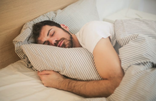 Dormir de costado es la mejor opción para evitar ronquidos. (Foto: Pexels)
