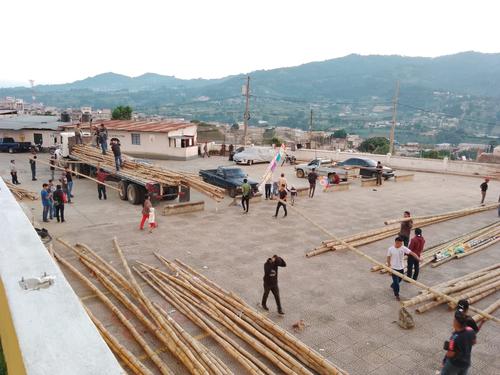 El bambú ya a sido desplegado en el piso para el armado de los barriletes. (Foto: Asociación de Barrileteros de Santiago Sac.)