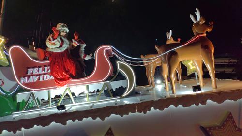 Santa Claus y su trineo visitan las calles de la capital. (Foto: Municipalidad de Guatemala)