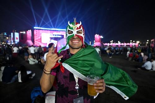 Los aficionados aprovechan a consumir cerveza en la &uacute;nica zona autorizada en Qatar. (Foto: AFP)