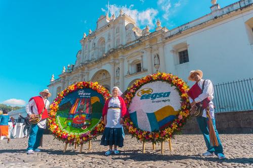 Los artistas colombianos atraen la mirada de los visitantes por este peculiar arte floral. (Foto: EEGSA)