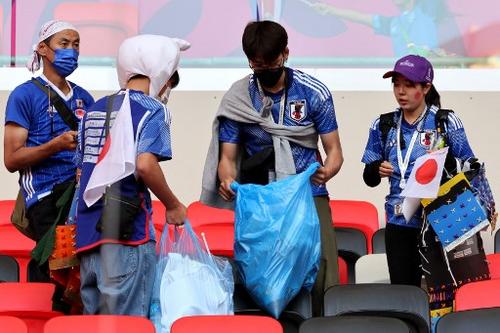 Los aficionados japoneses limpiando el estadio. (Foto: AFP)