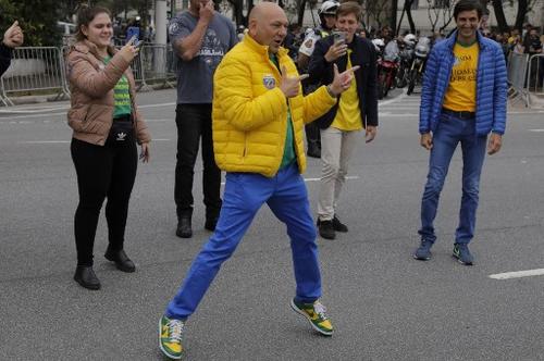 Este ciudadano brasile&ntilde;o realiz&oacute; un gesto bailando para mostrar su apoyo a Bolsonaro. (Foto: AFP)